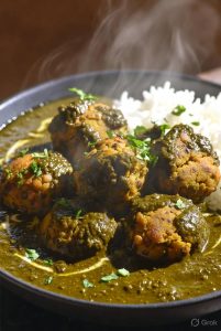 Close-up of Sepu Vadi in spinach gravy – signature dish of Mandyali Dham Himachal